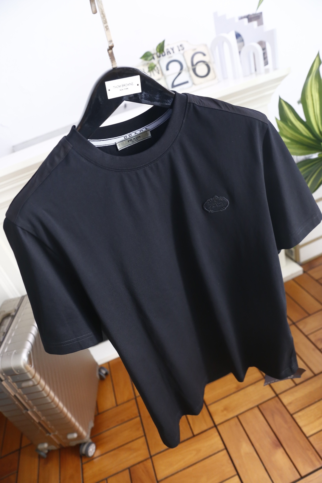 🔥普拉达.26夏季新品！时尚男士百搭短袖👍标准圆领内置撞色织带细节，胸口椭圆形压花徽标简约精致，肩部拼接