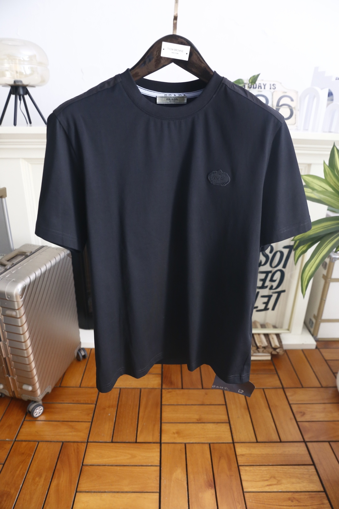 🔥普拉达.26夏季新品！时尚男士百搭短袖👍标准圆领内置撞色织带细节，胸口椭圆形压花徽标简约精致，肩部拼接