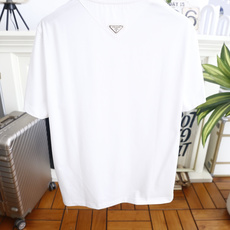 🔥普拉达.26夏季新品!时尚男士百搭短袖👍标准圆领内置撞色织带细节,胸口椭圆形压花徽标简约精致,肩部拼接 🔥普拉达.26夏季新品!时尚男士百搭短袖👍标准圆领内置撞色织带细节,胸口椭圆形压花徽标简约精致,肩部拼接