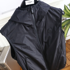 🔥蒙口.26夏季新品!时尚男士百搭连帽无袖马甲👍全长拉链开合设计穿脱便捷,胸前压印徽标低调有质感,两侧嵌 🔥蒙口.26夏季新品!时尚男士百搭连帽无袖马甲👍全长拉链开合设计穿脱便捷,胸前压印徽标低调有质感,两侧嵌