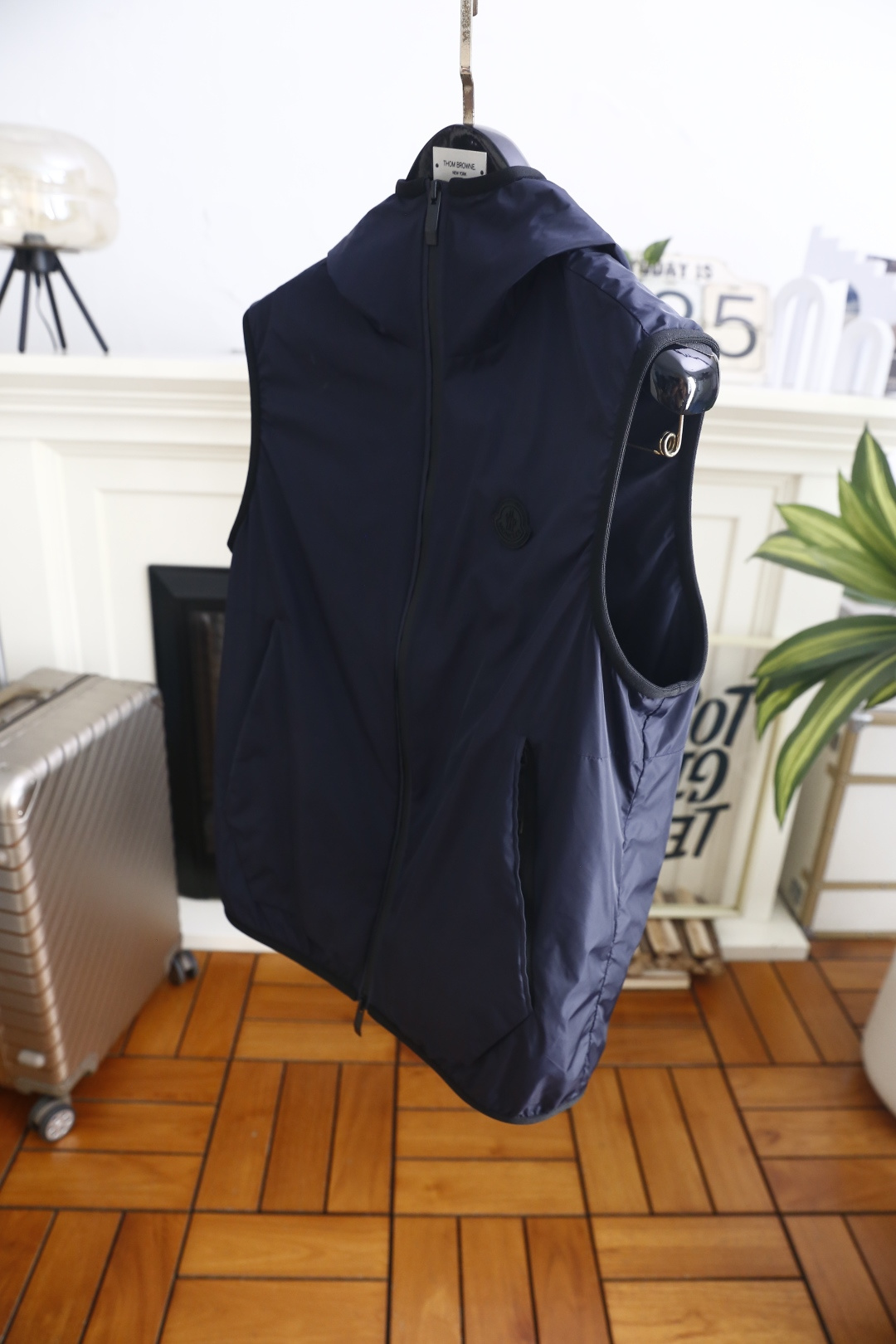 🔥蒙口.26夏季新品！时尚男士百搭连帽无袖马甲👍全长拉链开合设计穿脱便捷，胸前压印徽标低调有质感，两侧嵌