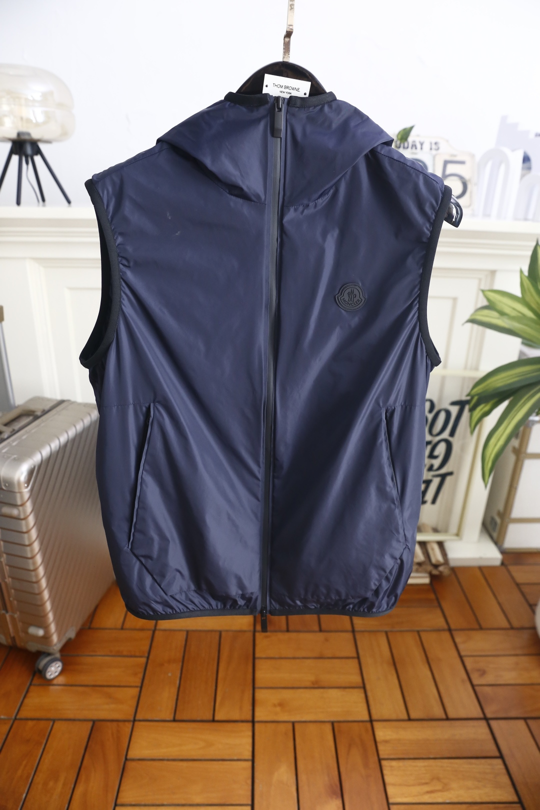 🔥蒙口.26夏季新品！时尚男士百搭连帽无袖马甲👍全长拉链开合设计穿脱便捷，胸前压印徽标低调有质感，两侧嵌