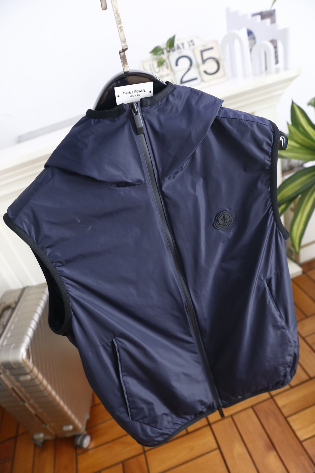 🔥蒙口.26夏季新品！时尚男士百搭连帽无袖马甲👍全长拉链开合设计穿脱便捷，胸前压印徽标低调有质感，两侧嵌