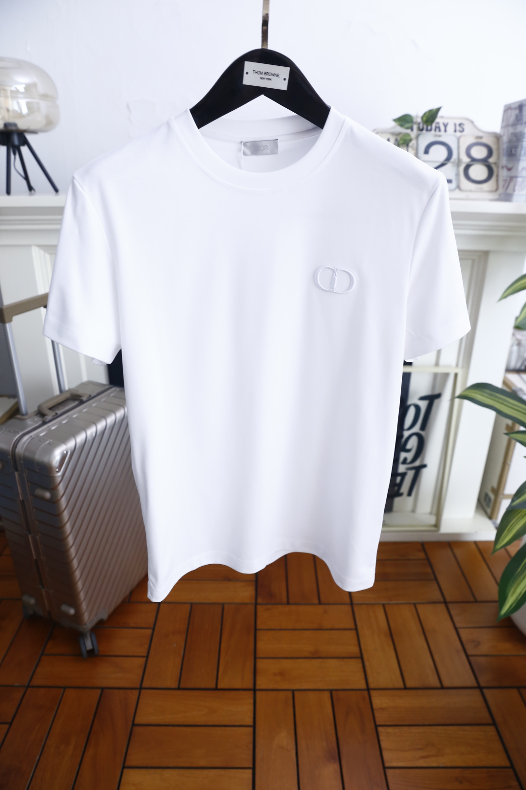 🔥迪奥.26夏季新品！时尚男士简约利落的圆领短袖版型，整体剪裁合身得体，上身舒展自在。胸口精致立体的品牌