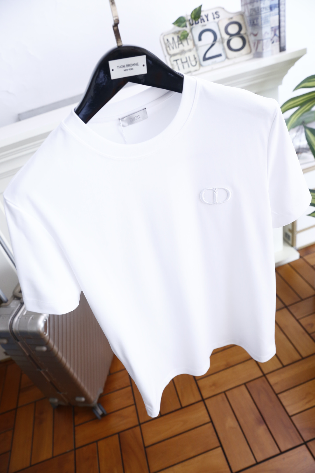 🔥迪奥.26夏季新品！时尚男士简约利落的圆领短袖版型，整体剪裁合身得体，上身舒展自在。胸口精致立体的品牌