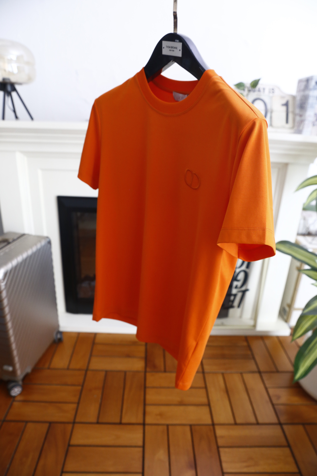 🔥迪奥.26夏季新品！时尚男士简约利落的圆领短袖版型，整体剪裁合身得体，上身舒展自在。胸口精致立体的品牌