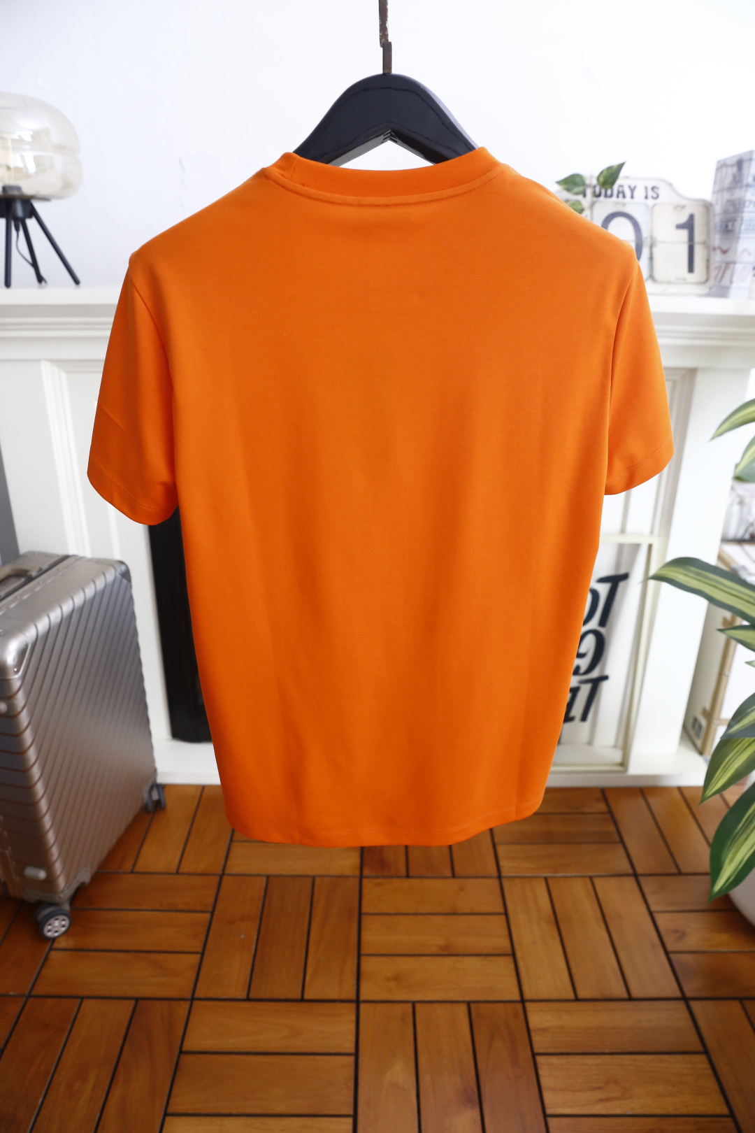 🔥迪奥.26夏季新品！时尚男士简约利落的圆领短袖版型，整体剪裁合身得体，上身舒展自在。胸口精致立体的品牌