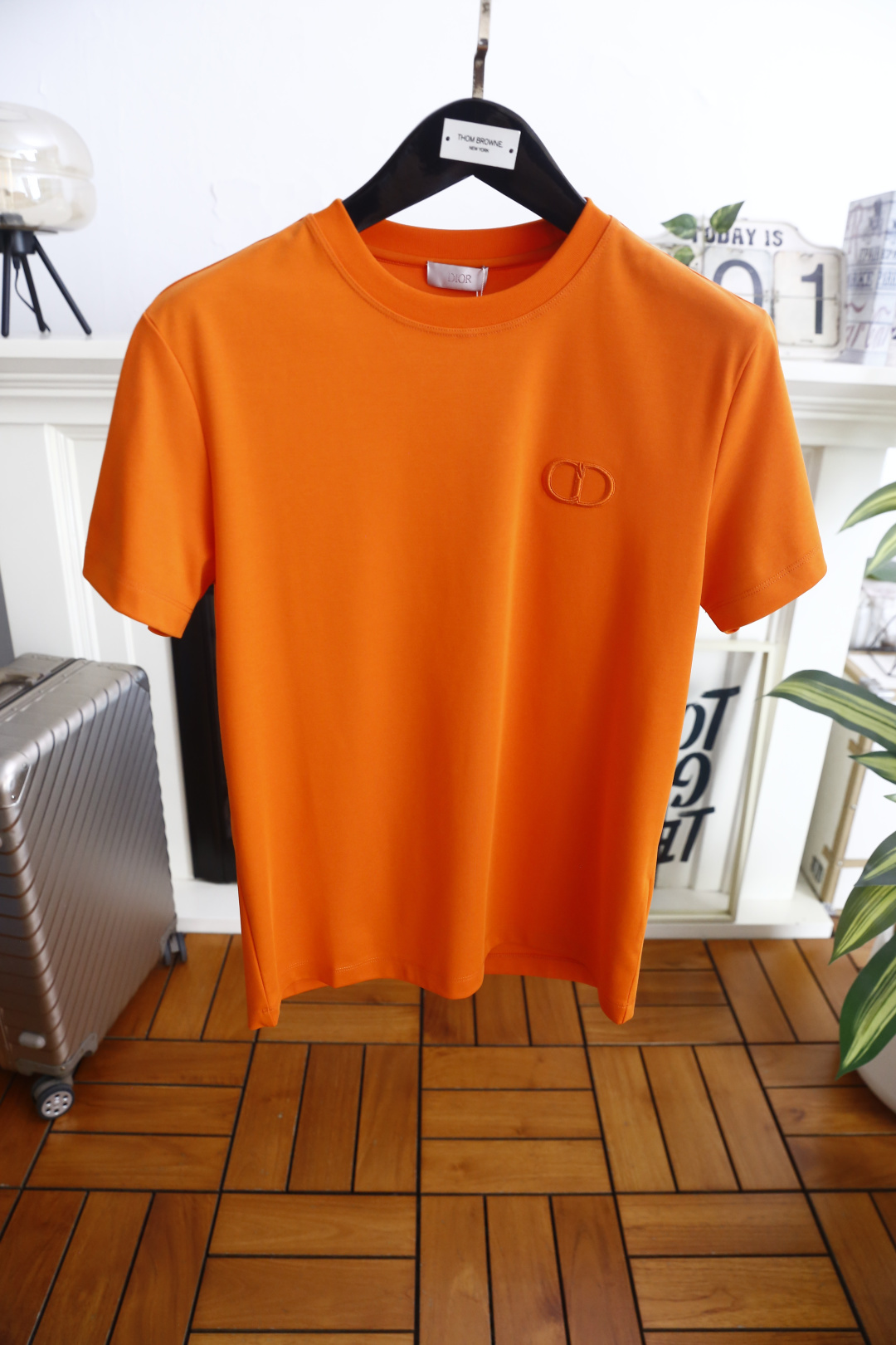 🔥迪奥.26夏季新品！时尚男士简约利落的圆领短袖版型，整体剪裁合身得体，上身舒展自在。胸口精致立体的品牌