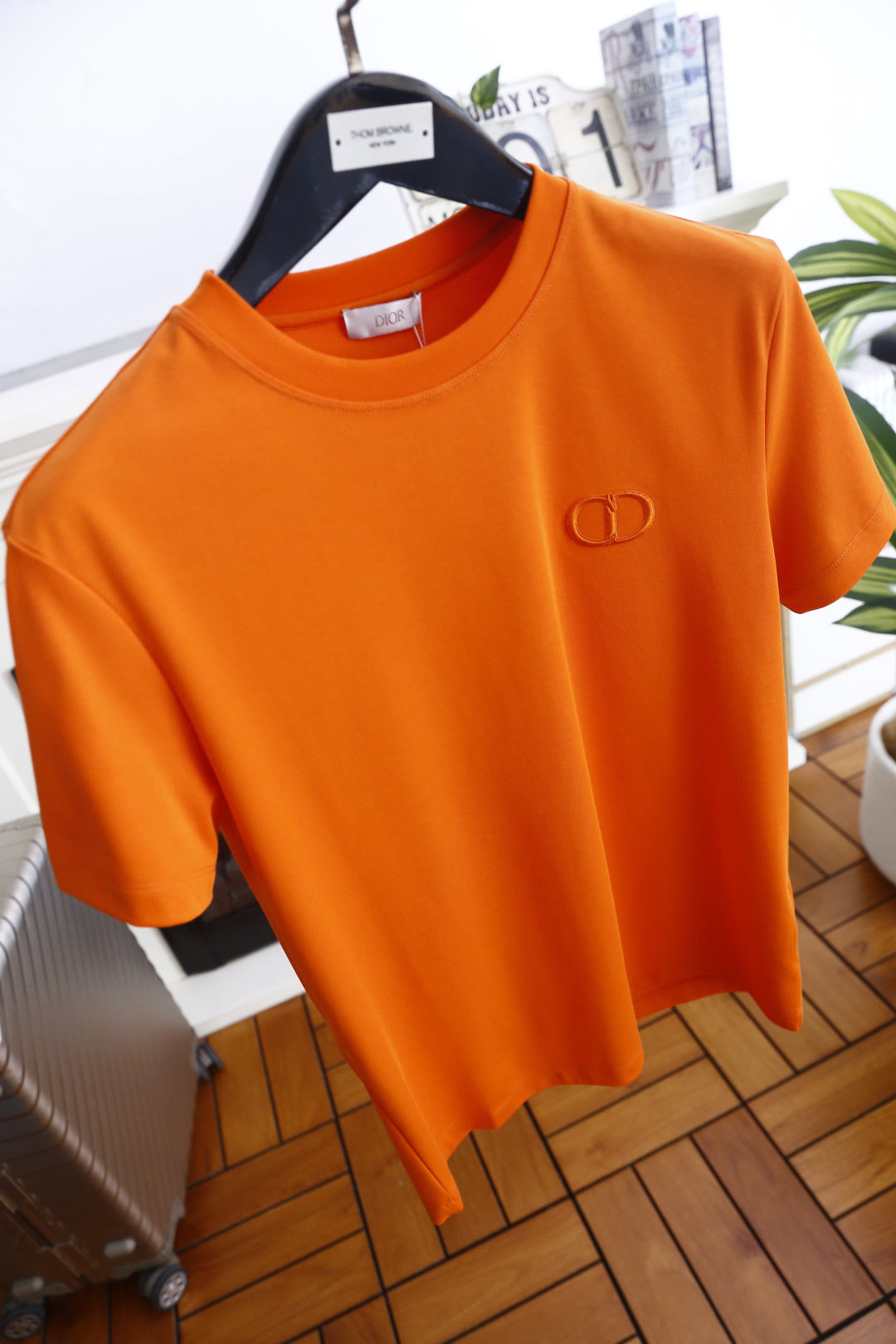 🔥迪奥.26夏季新品！时尚男士简约利落的圆领短袖版型，整体剪裁合身得体，上身舒展自在。胸口精致立体的品牌