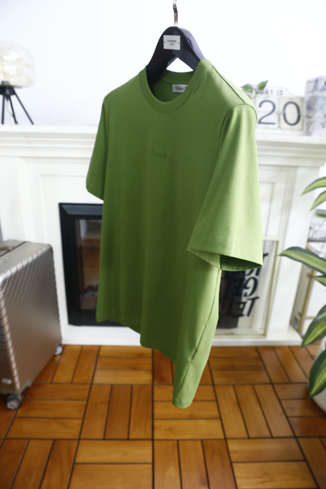 🔥迪奥.26夏季新品！时尚男士简约利落的圆领短袖版型，整体剪裁合身得体，上身舒展自在。胸口精致立体的品牌