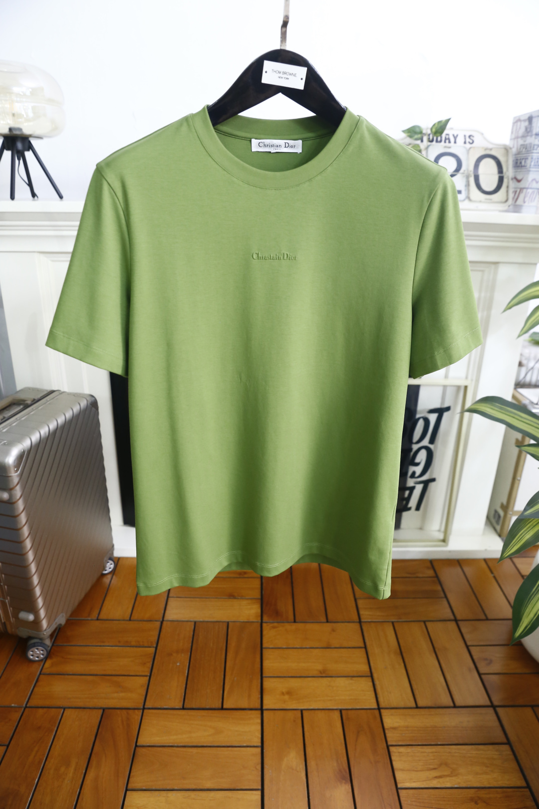🔥迪奥.26夏季新品！时尚男士简约利落的圆领短袖版型，整体剪裁合身得体，上身舒展自在。胸口精致立体的品牌
