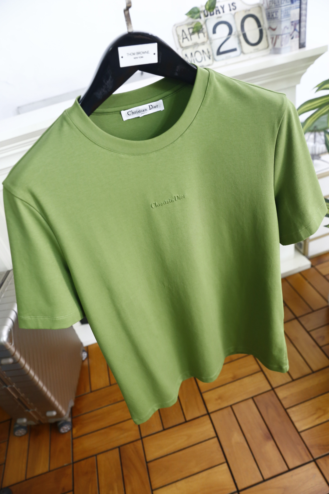 🔥迪奥.26夏季新品！时尚男士简约利落的圆领短袖版型，整体剪裁合身得体，上身舒展自在。胸口精致立体的品牌