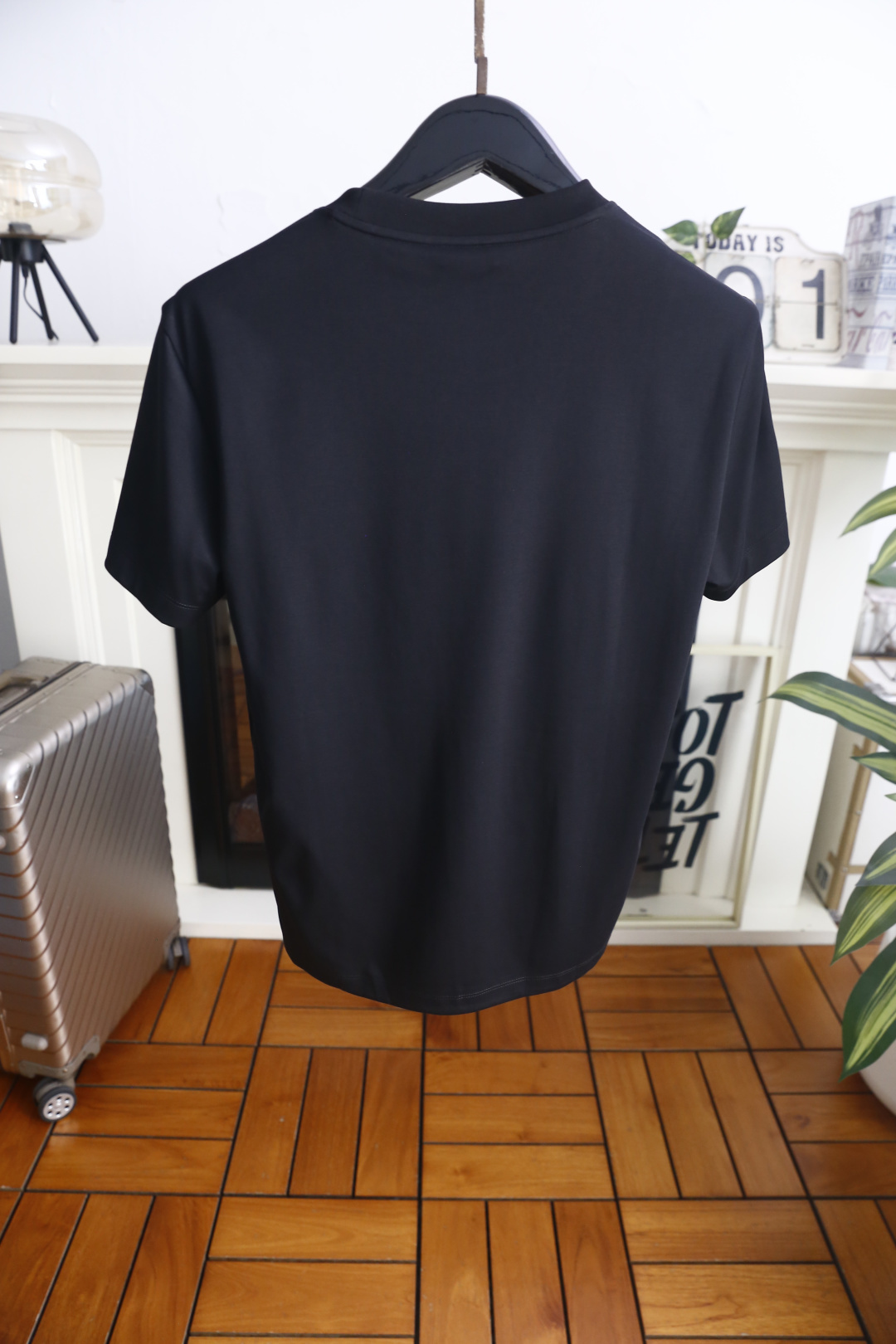🔥迪奥.26夏季新品！时尚男士简约利落的圆领短袖版型，整体剪裁合身得体，上身舒展自在。胸口精致立体的品牌