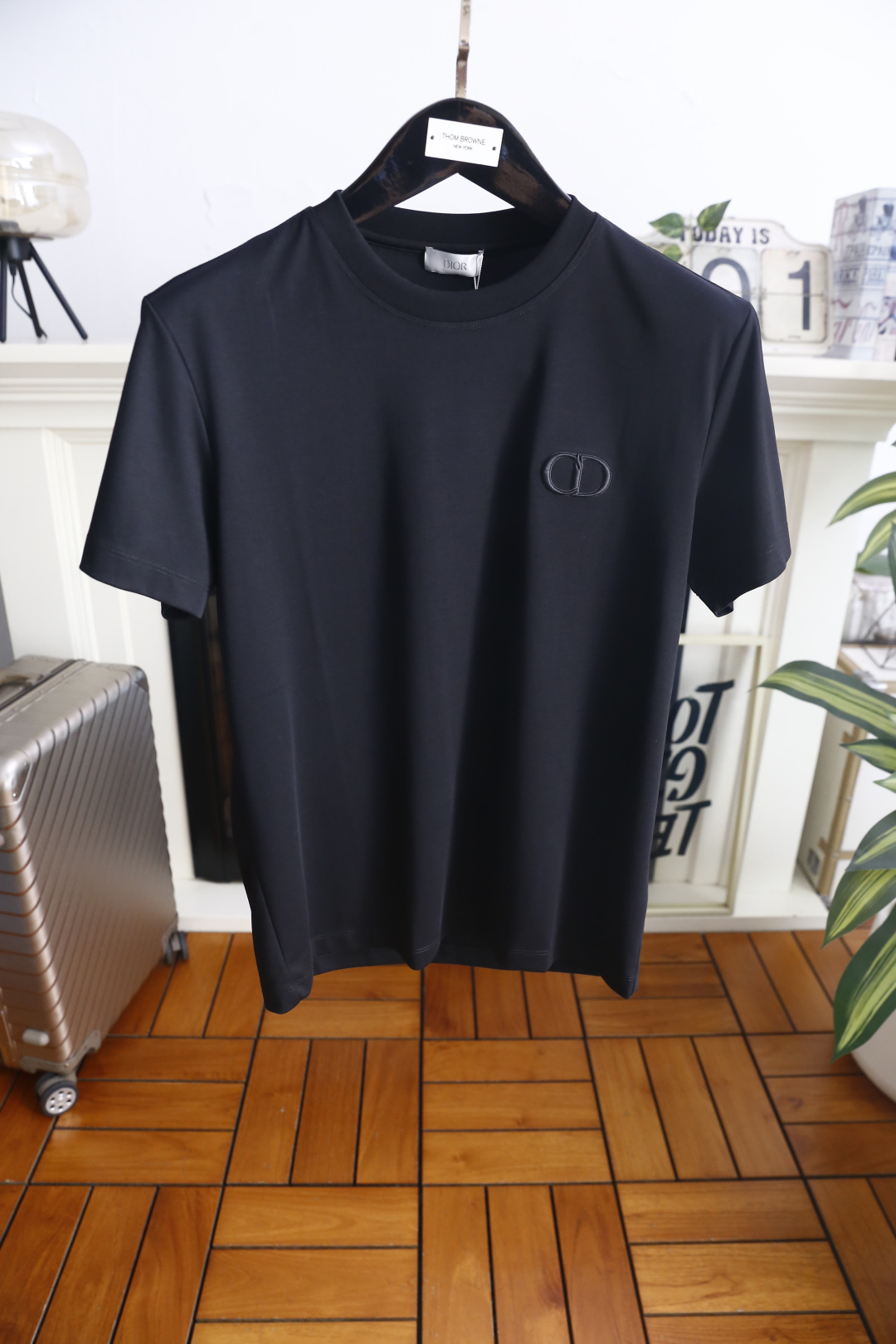 🔥迪奥.26夏季新品！时尚男士简约利落的圆领短袖版型，整体剪裁合身得体，上身舒展自在。胸口精致立体的品牌