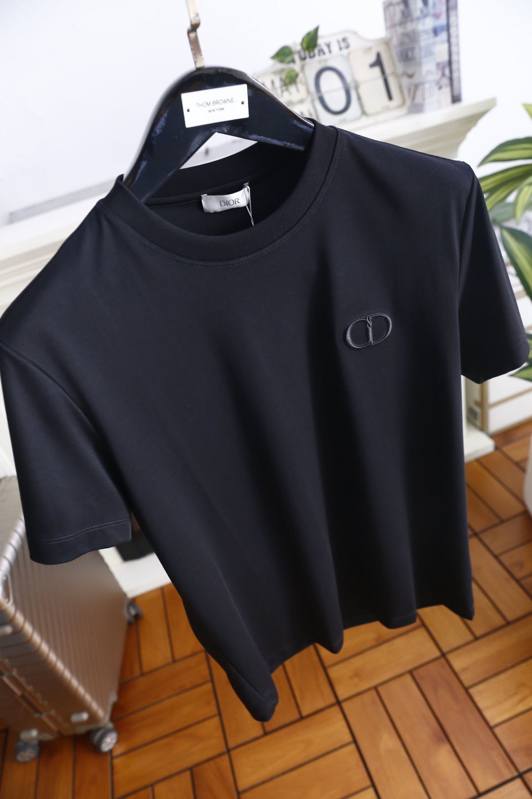 🔥迪奥.26夏季新品！时尚男士简约利落的圆领短袖版型，整体剪裁合身得体，上身舒展自在。胸口精致立体的品牌