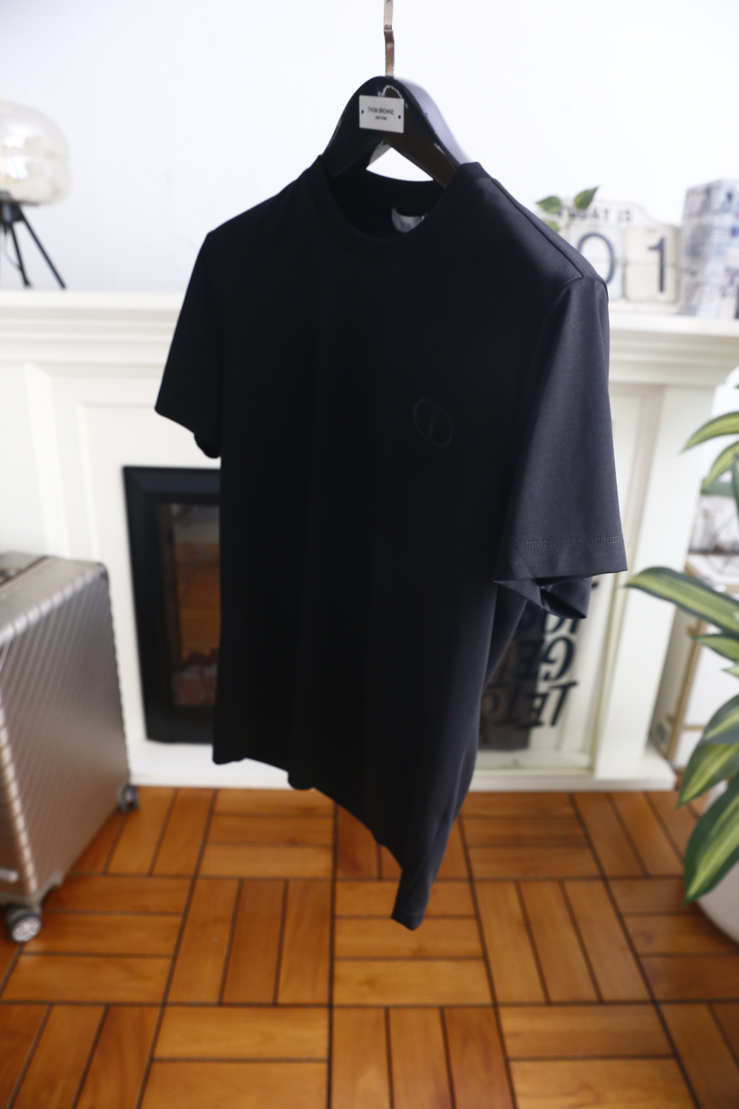 🔥迪奥.26夏季新品！时尚男士简约利落的圆领短袖版型，整体剪裁合身得体，上身舒展自在。胸口精致立体的品牌