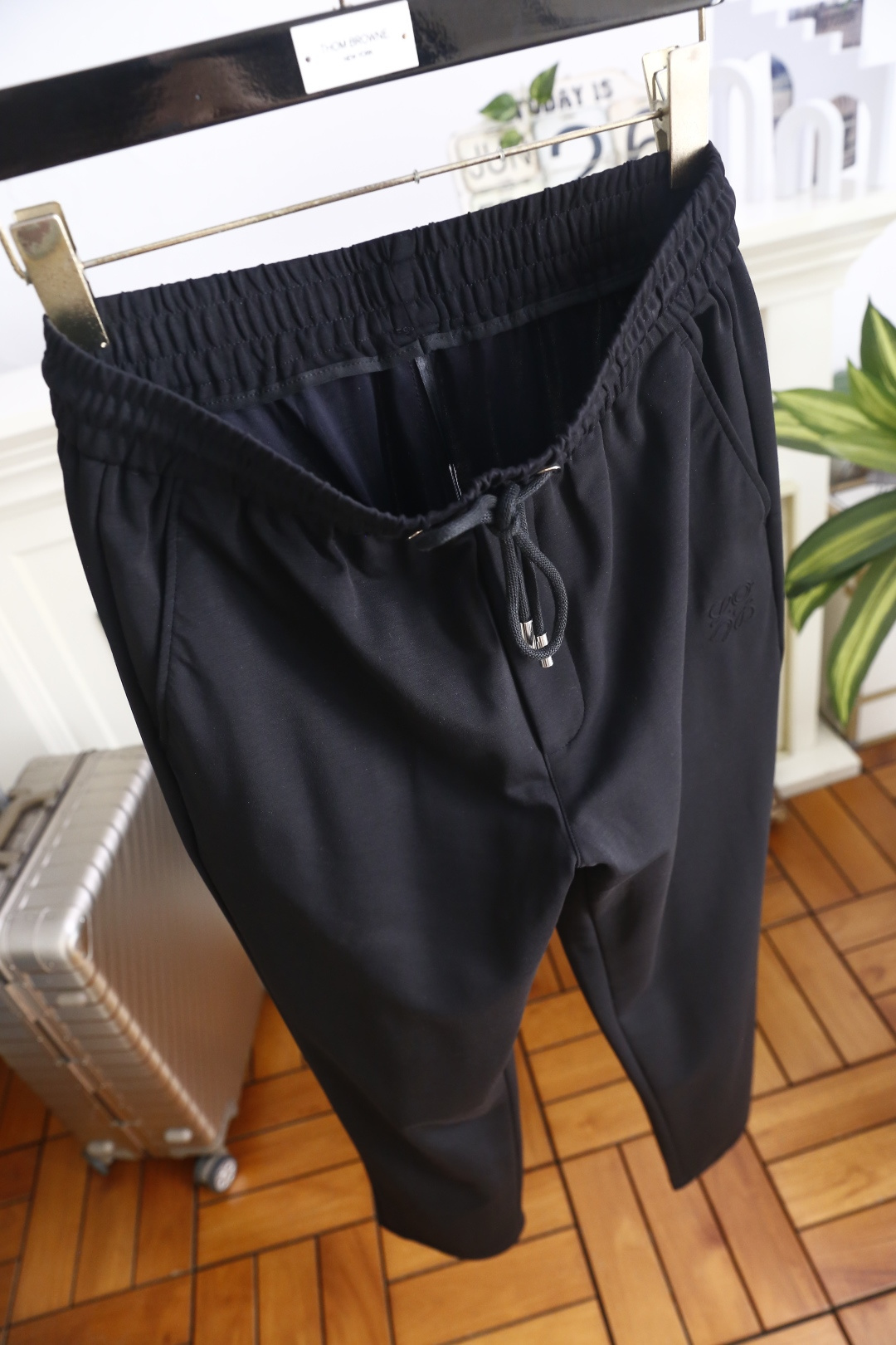 🔥罗意威.26夏季新品！时尚男士百搭休闲长裤👍高腰松紧抽绳腰头设计，搭配金属气眼与抽绳吊坠细节，两侧设有