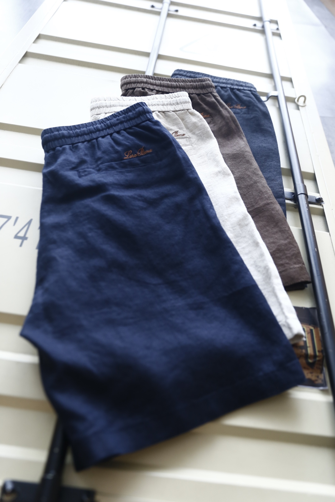 🔥Loro piana.26夏季新品！时尚男士百搭短裤🩳松紧弹力腰头搭配撞色抽绳系带，侧边设置斜插口袋，