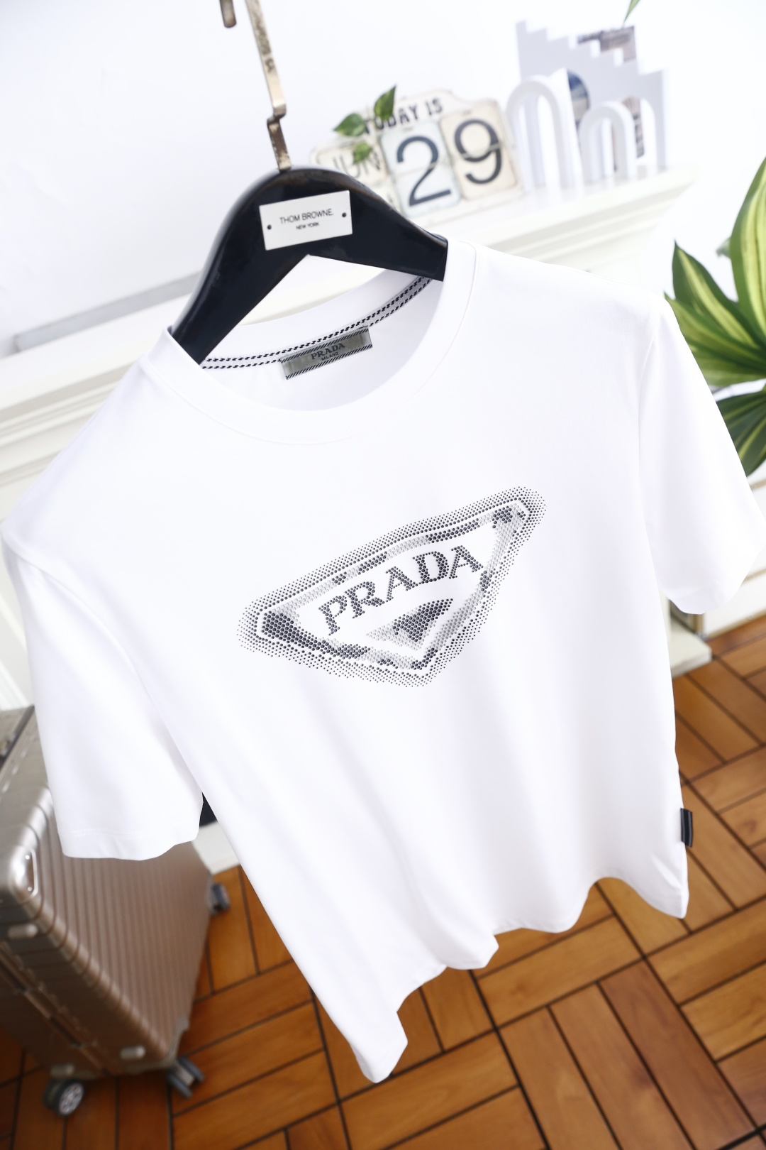 🔥普拉达.26夏季新品！时尚男士百搭短袖👍经典圆领剪裁，领口带有精致压线细节，胸前采用点阵渐变工艺打造三