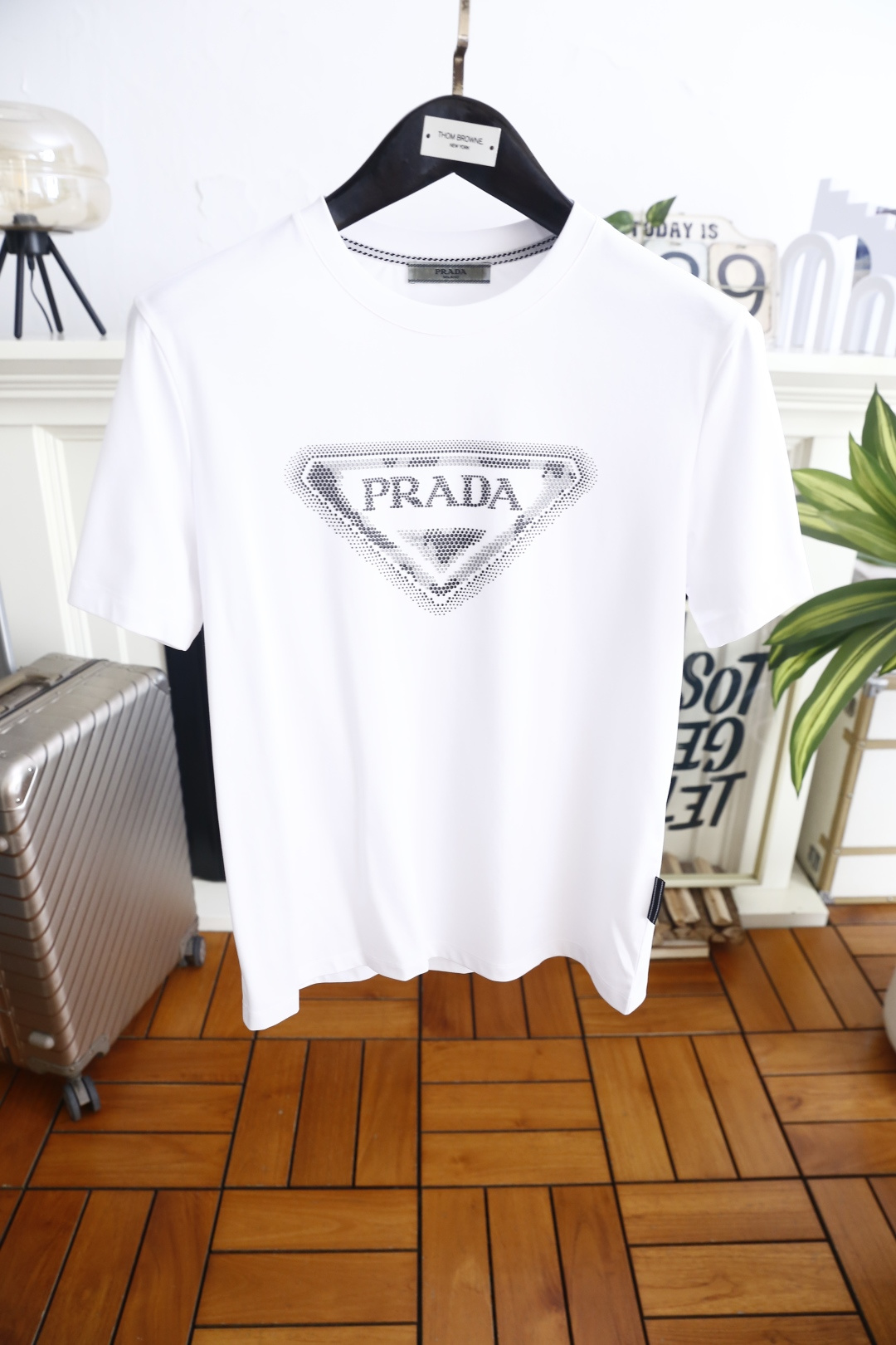 🔥普拉达.26夏季新品！时尚男士百搭短袖👍经典圆领剪裁，领口带有精致压线细节，胸前采用点阵渐变工艺打造三