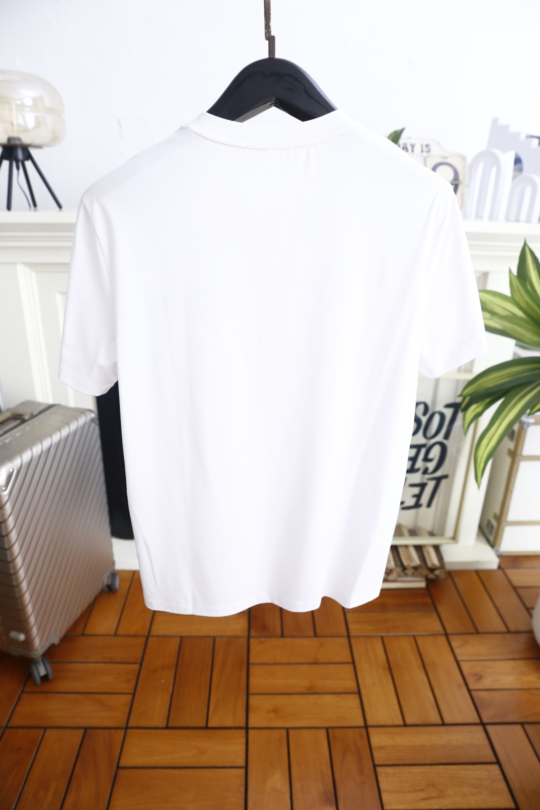 🔥普拉达.26夏季新品！时尚男士百搭短袖👍经典圆领剪裁，领口带有精致压线细节，胸前采用点阵渐变工艺打造三