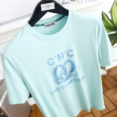 🔥蒙口.26夏季新品!时尚男士百搭短袖👍标准圆领设计,领口内侧环绕字母织带装饰,胸前采用精致烫钻工艺打造 🔥蒙口.26夏季新品!时尚男士百搭短袖👍标准圆领设计,领口内侧环绕字母织带装饰,胸前采用精致烫钻工艺打造