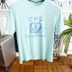 🔥蒙口.26夏季新品!时尚男士百搭短袖👍标准圆领设计,领口内侧环绕字母织带装饰,胸前采用精致烫钻工艺打造 🔥蒙口.26夏季新品!时尚男士百搭短袖👍标准圆领设计,领口内侧环绕字母织带装饰,胸前采用精致烫钻工艺打造