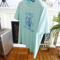 🔥蒙口.26夏季新品!时尚男士百搭短袖👍标准圆领设计,领口内侧环绕字母织带装饰,胸前采用精致烫钻工艺打造 🔥蒙口.26夏季新品!时尚男士百搭短袖👍标准圆领设计,领口内侧环绕字母织带装饰,胸前采用精致烫钻工艺打造