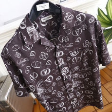 🔥华伦天奴.26夏季新品!时尚男士百搭短袖👍古巴翻领宽松版型,全开襟纽扣设计,胸前设有简约口袋,衣身布满 🔥华伦天奴.26夏季新品!时尚男士百搭短袖👍古巴翻领宽松版型,全开襟纽扣设计,胸前设有简约口袋,衣身布满