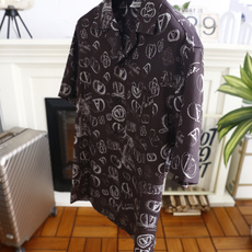 🔥华伦天奴.26夏季新品!时尚男士百搭短袖👍古巴翻领宽松版型,全开襟纽扣设计,胸前设有简约口袋,衣身布满 🔥华伦天奴.26夏季新品!时尚男士百搭短袖👍古巴翻领宽松版型,全开襟纽扣设计,胸前设有简约口袋,衣身布满