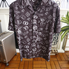 🔥华伦天奴.26夏季新品!时尚男士百搭短袖👍古巴翻领宽松版型,全开襟纽扣设计,胸前设有简约口袋,衣身布满 🔥华伦天奴.26夏季新品!时尚男士百搭短袖👍古巴翻领宽松版型,全开襟纽扣设计,胸前设有简约口袋,衣身布满