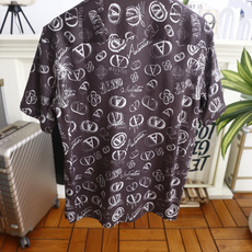 🔥华伦天奴.26夏季新品!时尚男士百搭短袖👍古巴翻领宽松版型,全开襟纽扣设计,胸前设有简约口袋,衣身布满 🔥华伦天奴.26夏季新品!时尚男士百搭短袖👍古巴翻领宽松版型,全开襟纽扣设计,胸前设有简约口袋,衣身布满
