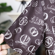 🔥华伦天奴.26夏季新品!时尚男士百搭短袖👍古巴翻领宽松版型,全开襟纽扣设计,胸前设有简约口袋,衣身布满 🔥华伦天奴.26夏季新品!时尚男士百搭短袖👍古巴翻领宽松版型,全开襟纽扣设计,胸前设有简约口袋,衣身布满