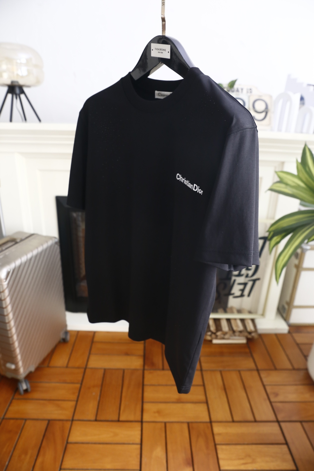🔥迪奥.26夏季新品！时尚男士百搭短袖👍经典小圆领设计，肩部区域做渐变碎钻点缀处理，左胸位置印有简洁英文