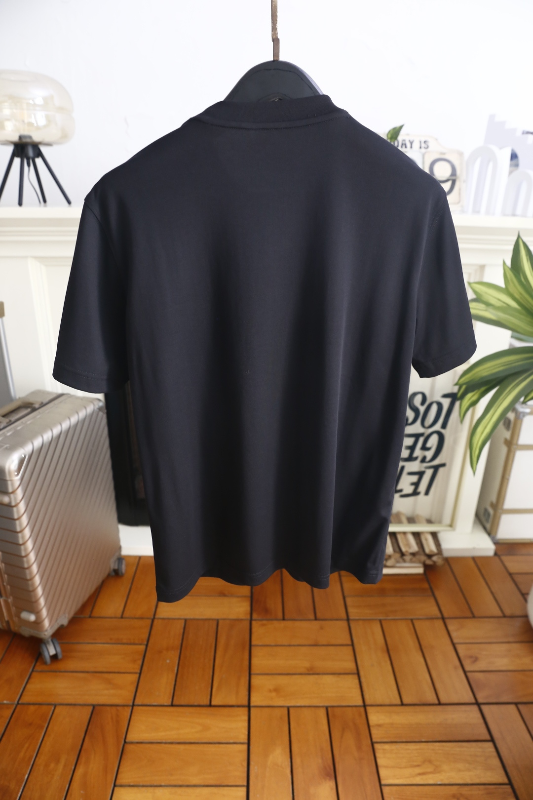 🔥迪奥.26夏季新品！时尚男士百搭短袖👍经典小圆领设计，肩部区域做渐变碎钻点缀处理，左胸位置印有简洁英文
