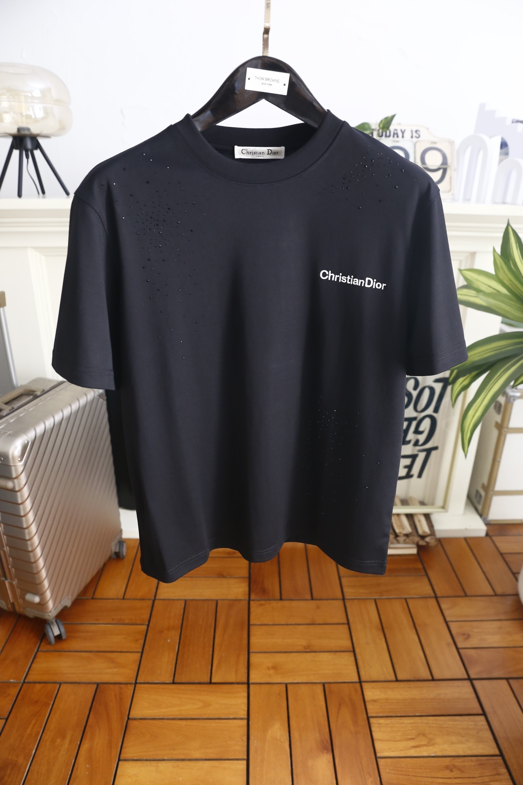 🔥迪奥.26夏季新品！时尚男士百搭短袖👍经典小圆领设计，肩部区域做渐变碎钻点缀处理，左胸位置印有简洁英文