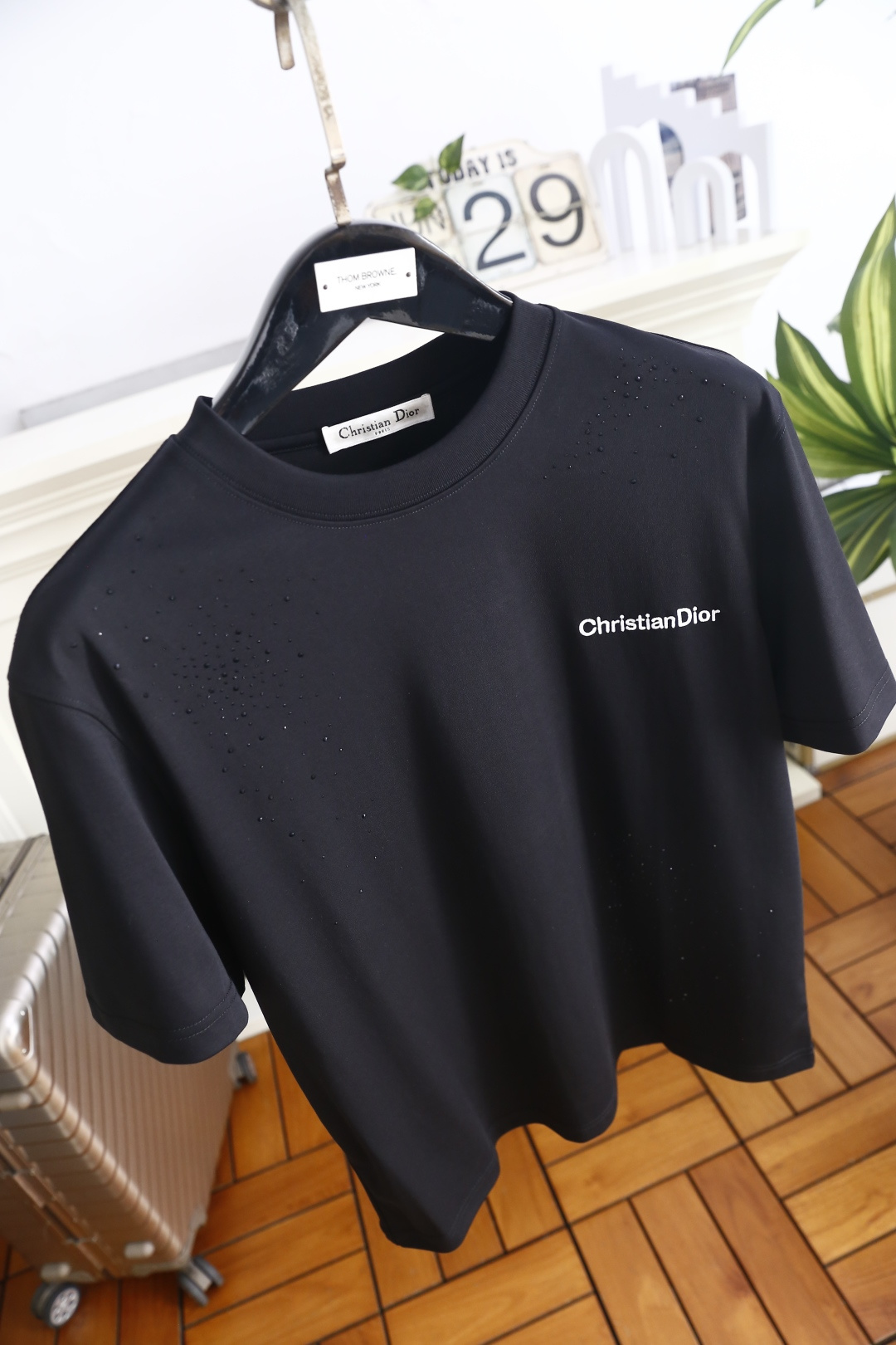🔥迪奥.26夏季新品！时尚男士百搭短袖👍经典小圆领设计，肩部区域做渐变碎钻点缀处理，左胸位置印有简洁英文