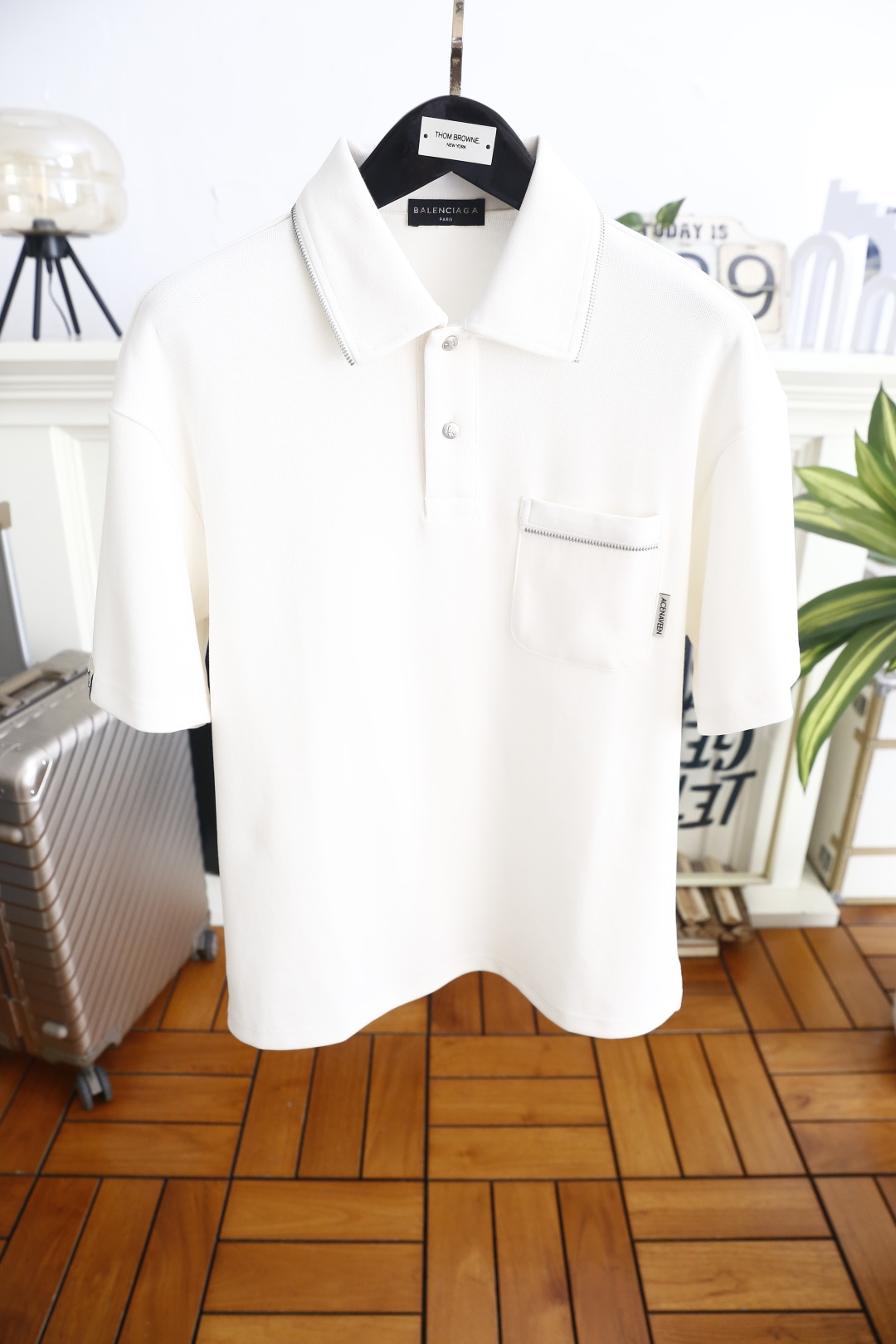 🔥巴黎世家.26夏季新品！时尚男士经典翻领Polo衫👍领边与口袋边缘点缀明线走线装饰，门襟配有两颗金属纽
