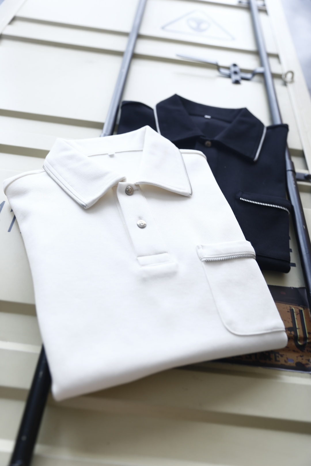 🔥巴黎世家.26夏季新品！时尚男士经典翻领Polo衫👍领边与口袋边缘点缀明线走线装饰，门襟配有两颗金属纽