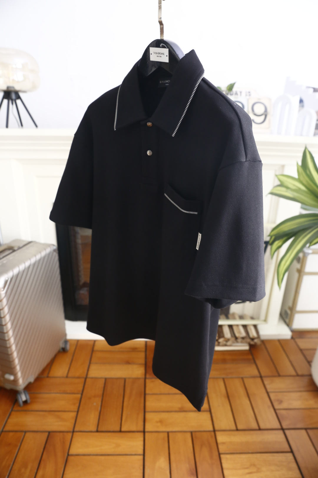 🔥巴黎世家.26夏季新品！时尚男士经典翻领Polo衫👍领边与口袋边缘点缀明线走线装饰，门襟配有两颗金属纽