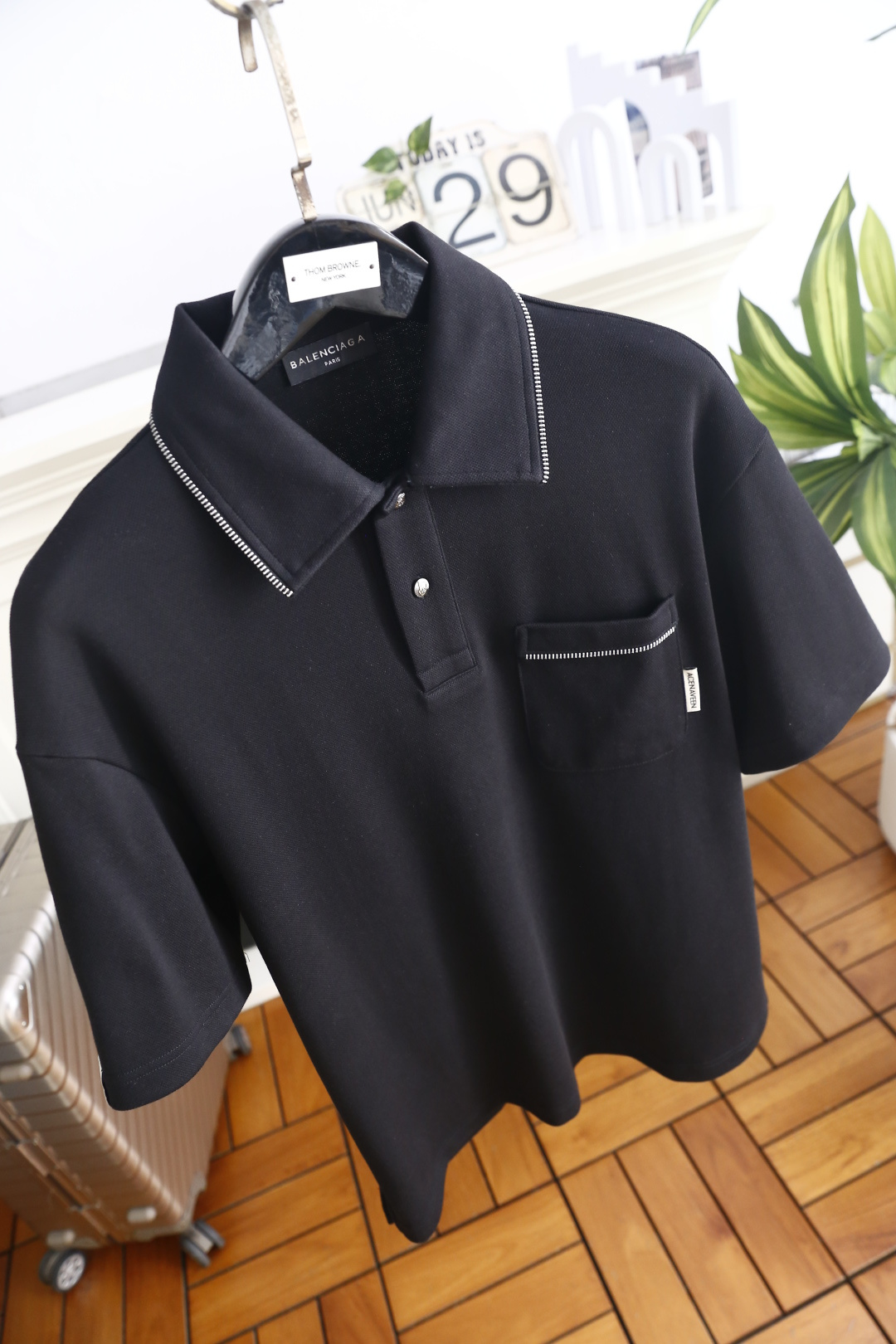 🔥巴黎世家.26夏季新品！时尚男士经典翻领Polo衫👍领边与口袋边缘点缀明线走线装饰，门襟配有两颗金属纽