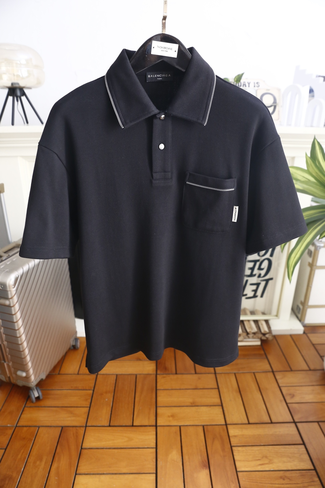 🔥巴黎世家.26夏季新品！时尚男士经典翻领Polo衫👍领边与口袋边缘点缀明线走线装饰，门襟配有两颗金属纽