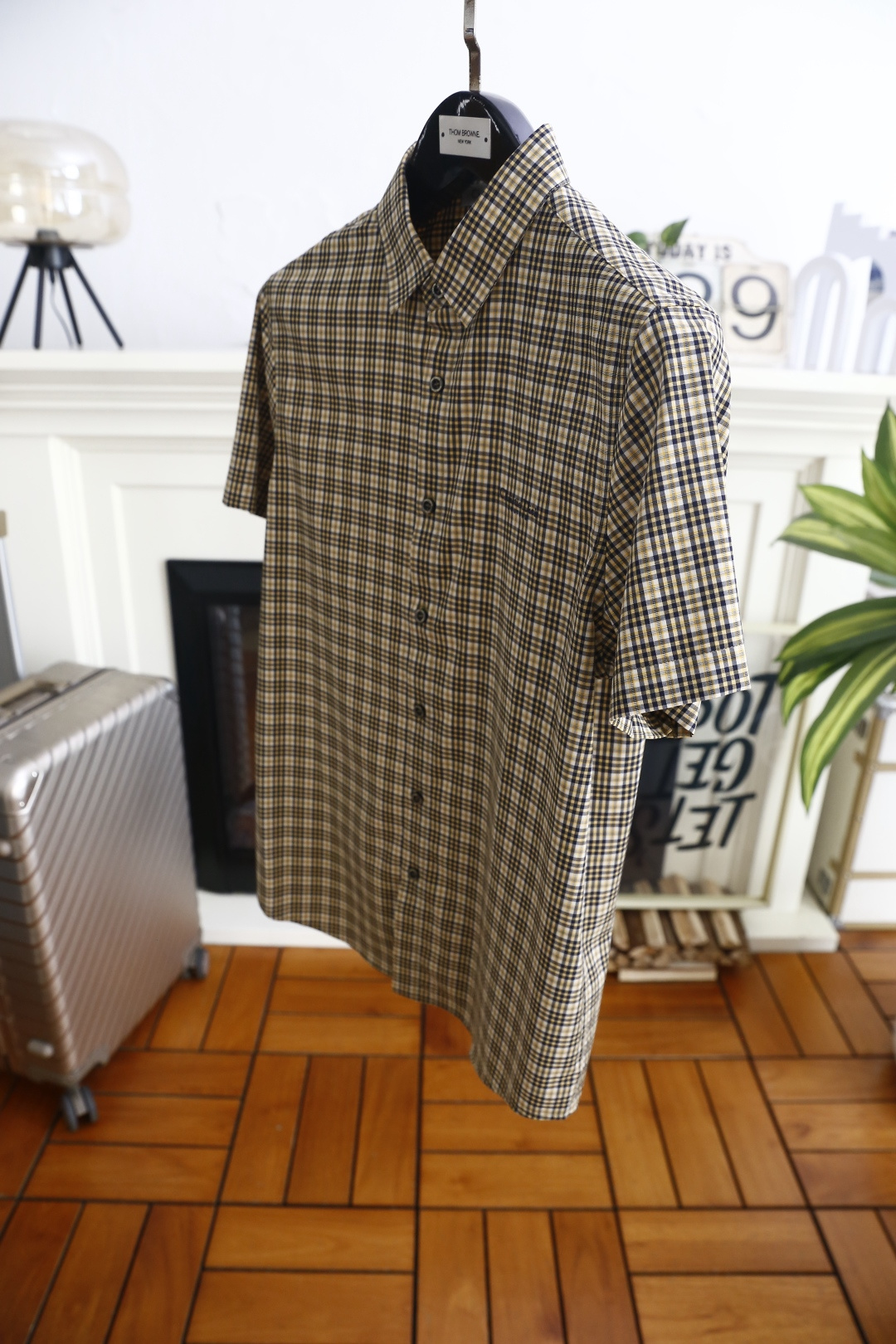 🔥迪奥.26夏季新品！时尚男士百搭短袖衬衫👔经典尖领设计，门襟整齐排列纽扣，衣身采用细密格纹排布，左胸位