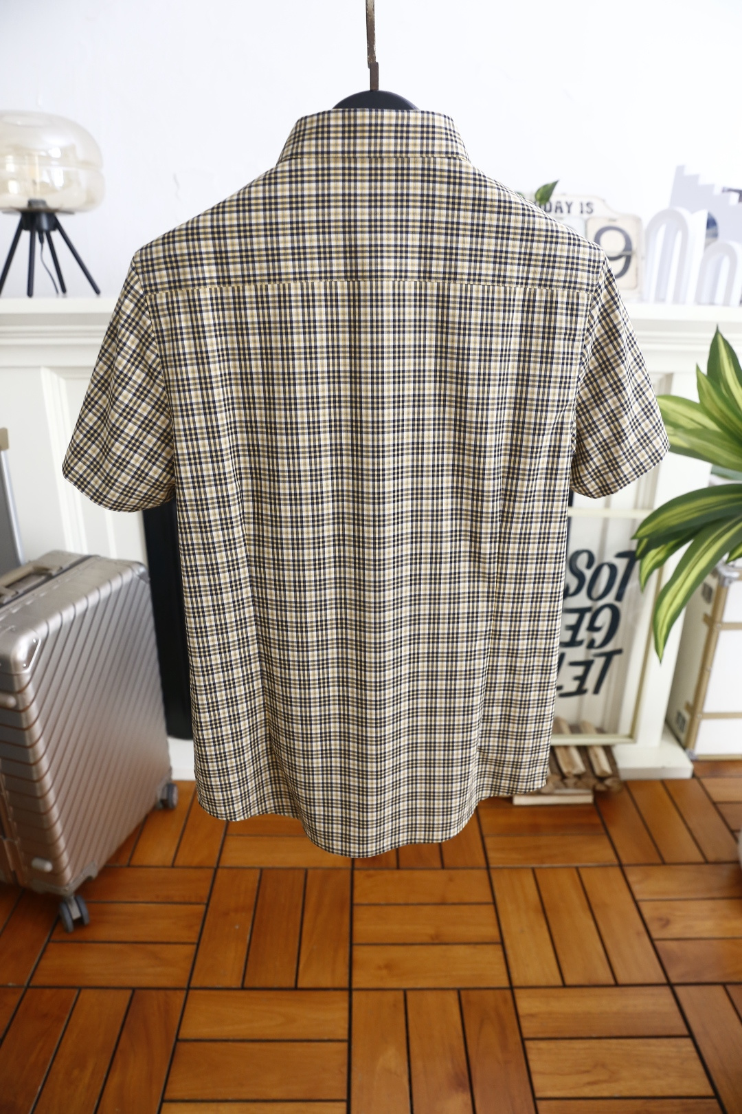 🔥迪奥.26夏季新品！时尚男士百搭短袖衬衫👔经典尖领设计，门襟整齐排列纽扣，衣身采用细密格纹排布，左胸位
