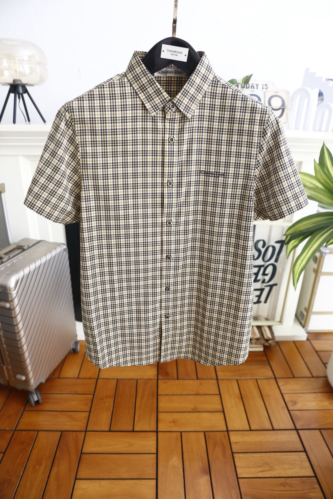 🔥迪奥.26夏季新品！时尚男士百搭短袖衬衫👔经典尖领设计，门襟整齐排列纽扣，衣身采用细密格纹排布，左胸位