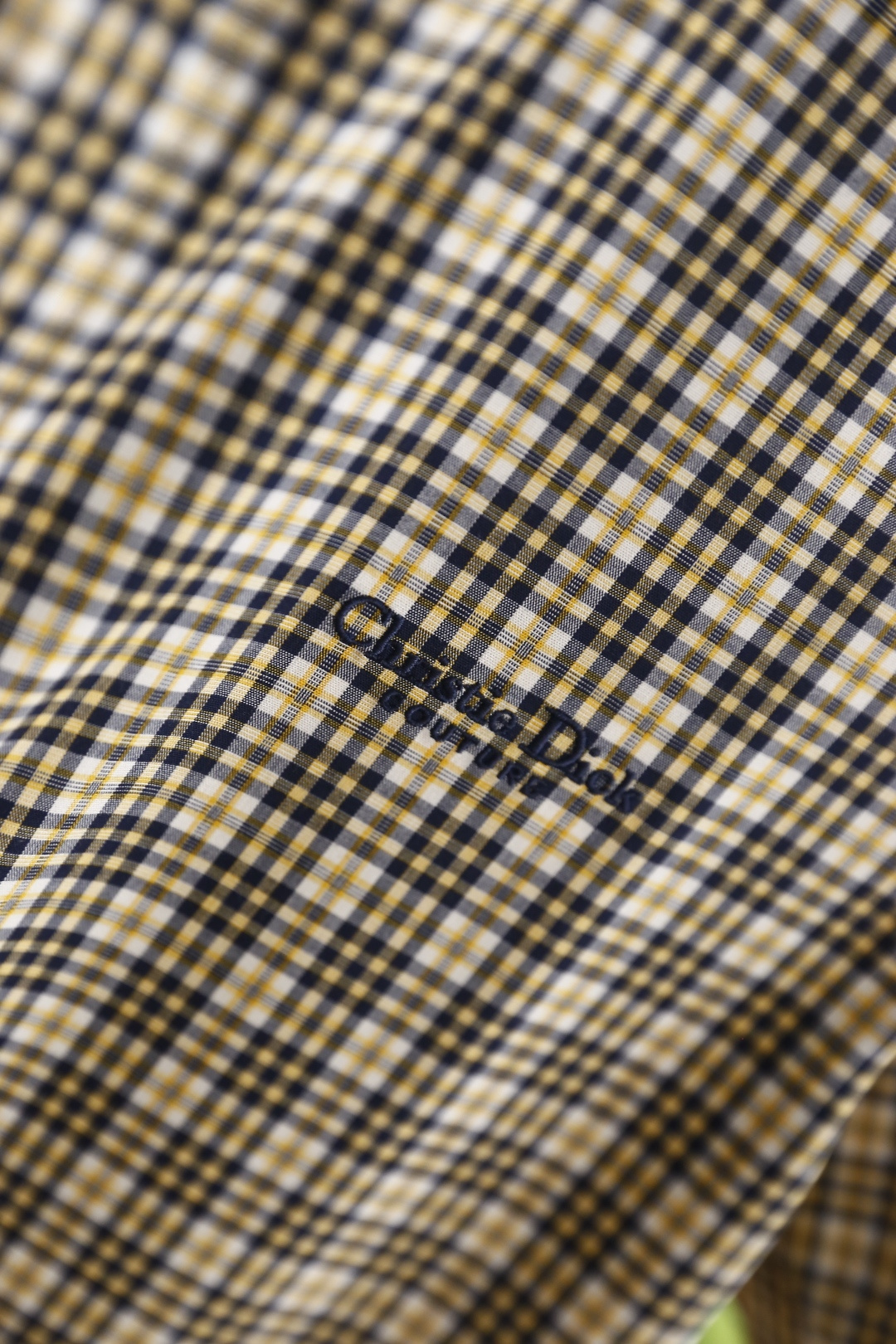 🔥迪奥.26夏季新品！时尚男士百搭短袖衬衫👔经典尖领设计，门襟整齐排列纽扣，衣身采用细密格纹排布，左胸位