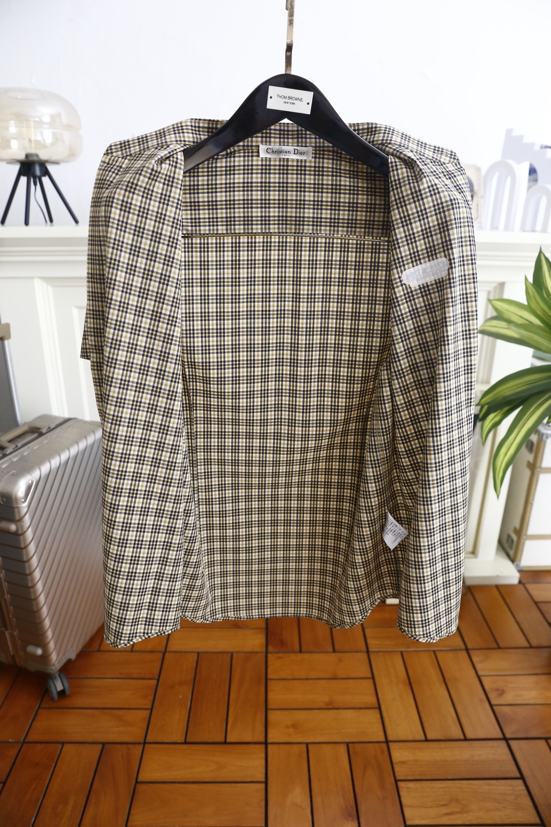 🔥迪奥.26夏季新品！时尚男士百搭短袖衬衫👔经典尖领设计，门襟整齐排列纽扣，衣身采用细密格纹排布，左胸位