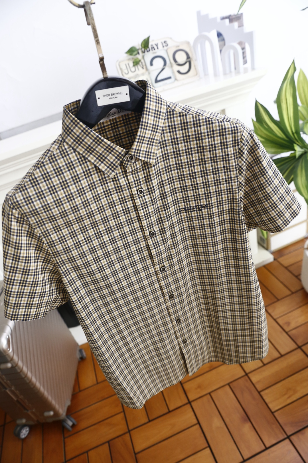 🔥迪奥.26夏季新品！时尚男士百搭短袖衬衫👔经典尖领设计，门襟整齐排列纽扣，衣身采用细密格纹排布，左胸位