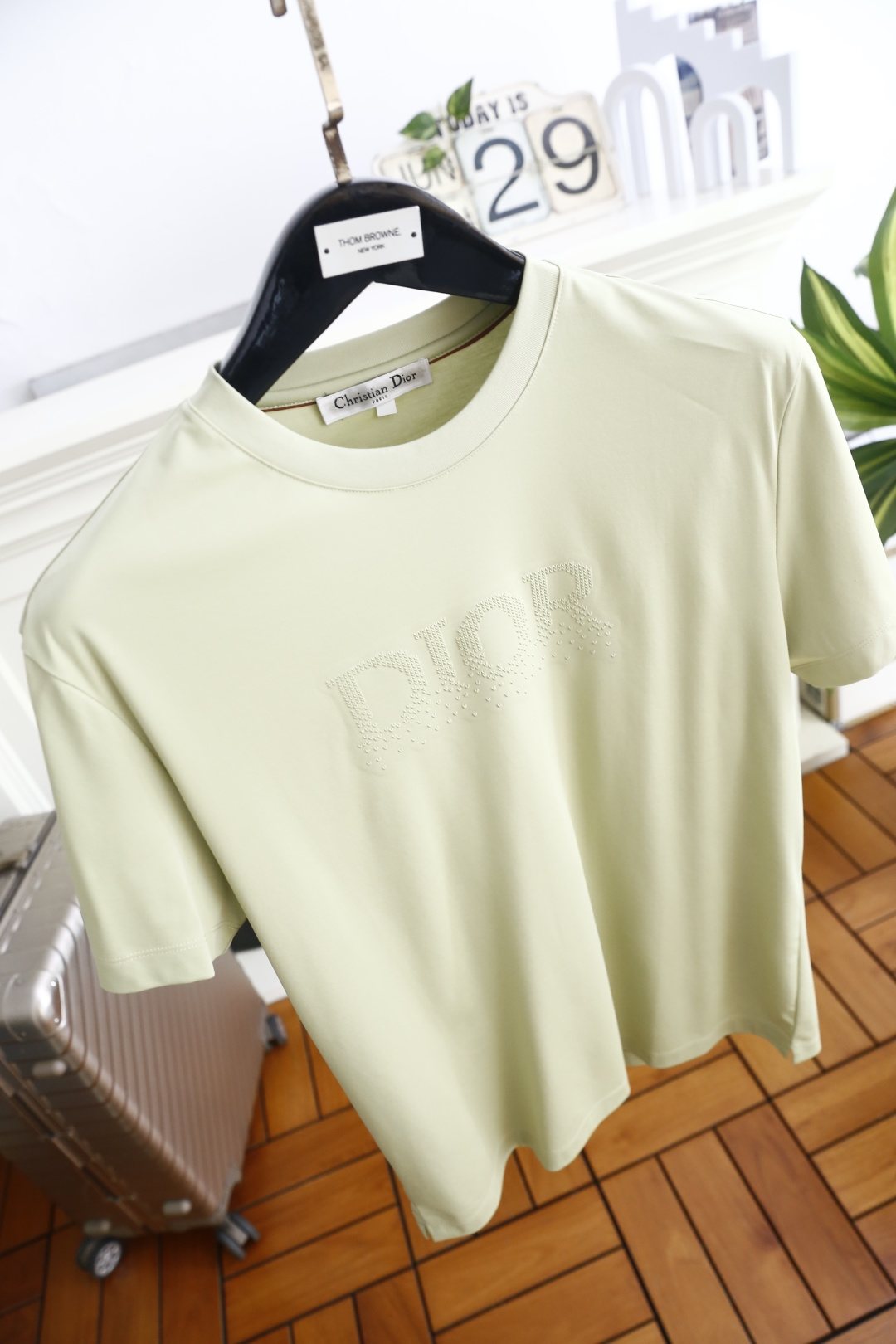 🔥迪奥.26夏季新品！时尚男士百搭短袖👍经典小圆领设计，领口内侧带有精致织带细节，胸前采用点状镂空压印工