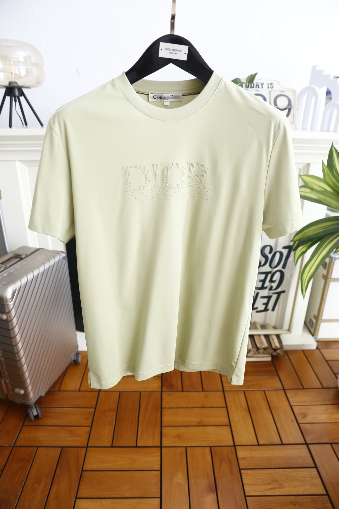 🔥迪奥.26夏季新品！时尚男士百搭短袖👍经典小圆领设计，领口内侧带有精致织带细节，胸前采用点状镂空压印工